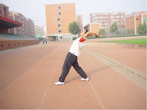 原地正面双手头上投掷实心球动作详解