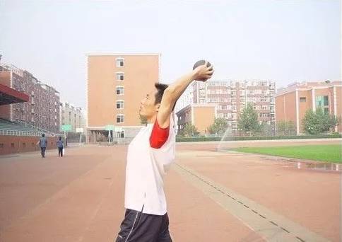 原地正面双手头上投掷实心球动作详解