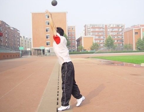 原地正面双手头上投掷实心球动作详解